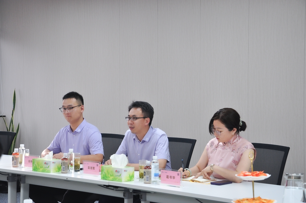 愛(ài)普生總裁參觀鎰升機(jī)器人 愛(ài)普生總裁參觀鎰升機(jī)器人